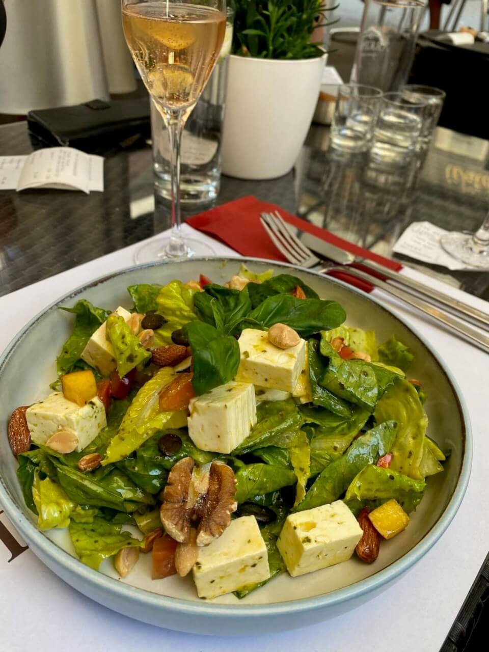 Auswahl an Salatbowls von Chez Rüfi