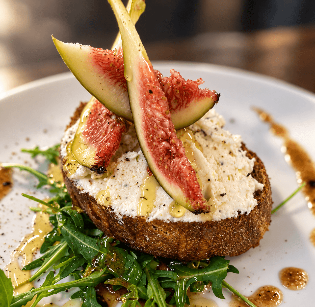 Bruschetta aux figues, fromage et herbes fraîches